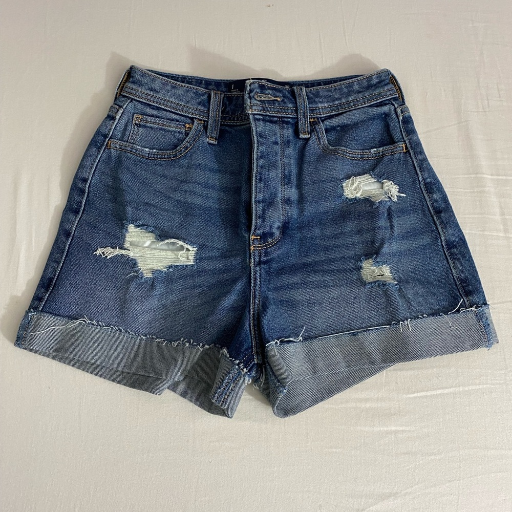 Hollister Women’s Curvy Ultra High-Rise Mom Short 3”